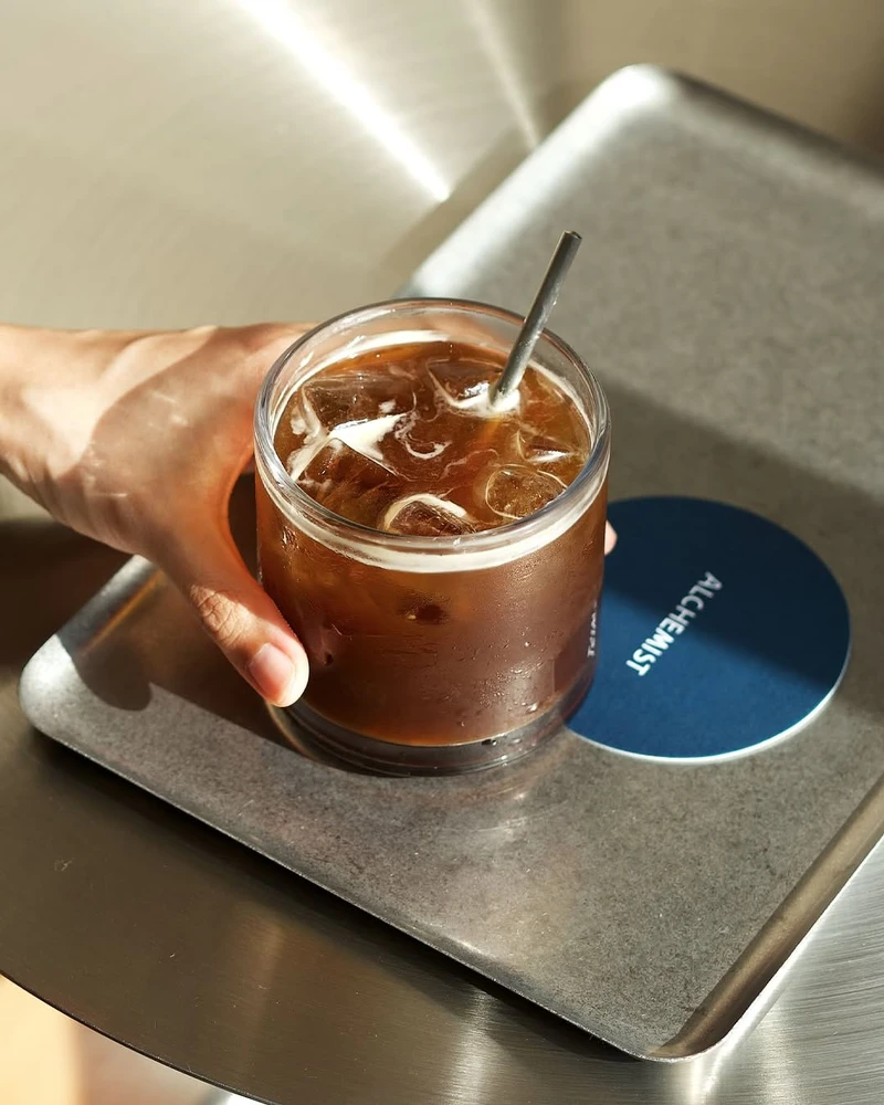 來自新加坡、迅速在東京走紅的咖啡品牌「Alchemist」,以極簡美學和乾淨俐落的萃取風格,成為亞洲新興咖啡勢力。 來自新加坡、迅速在東京走紅的咖啡品牌「Alchemist」,以極簡美學和乾淨俐落的萃取風格,成為亞洲新興咖啡勢力。