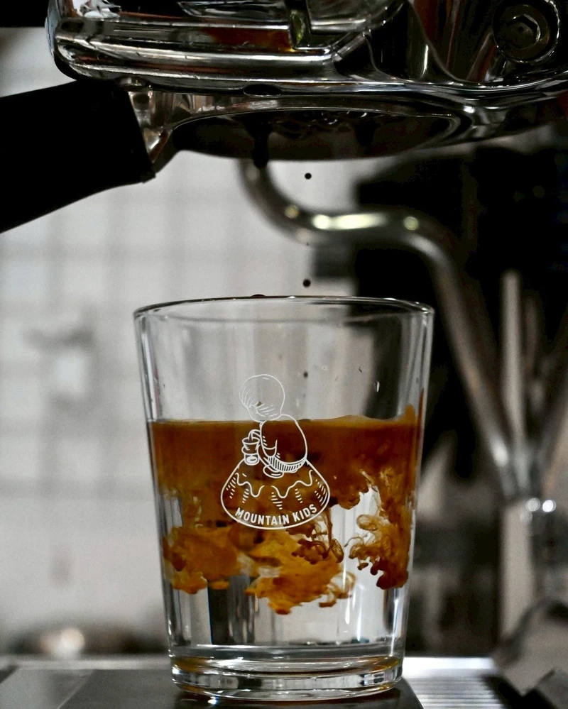 2018年成立的「MKCR 山小孩咖啡」,從產區挑選高品質生豆,推動精品咖啡貼近生活。 2018年成立的「MKCR 山小孩咖啡」,從產區挑選高品質生豆,推動精品咖啡貼近生活。