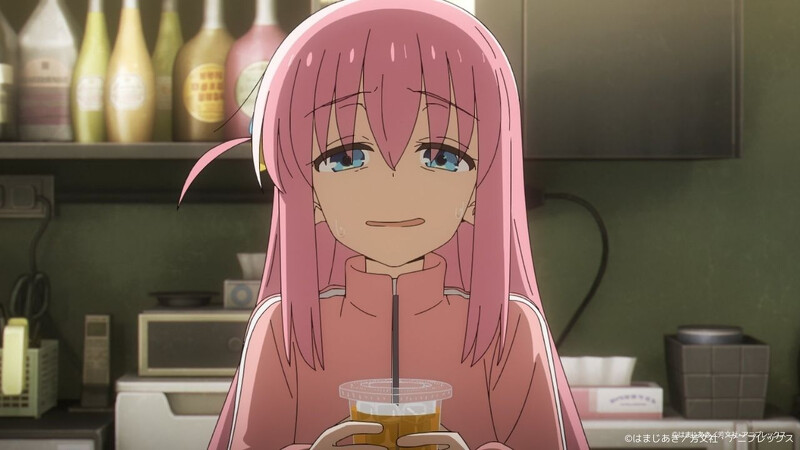 小孤獨(dú)送上飲料給客人，笑容僵硬到不行。（圖片來源：ANICo）