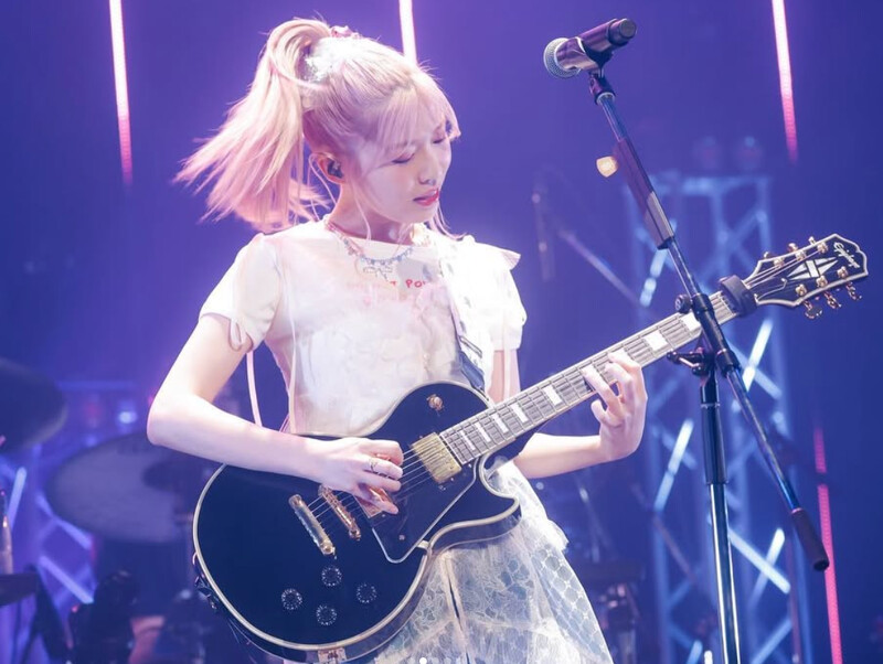 團(tuán)結(jié)樂團(tuán) ZEPP TOUR 2024 東京公演，青山吉能熱情彈奏。（圖片來源：IG@btr_isosta）