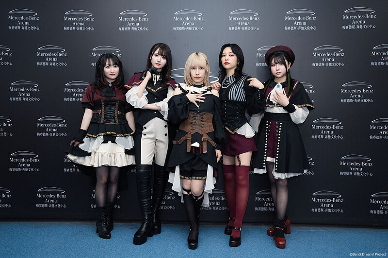 𝐀𝐯𝐞 𝐌𝐮𝐣𝐢𝐜𝐚華麗戰服登場！ (由左至右)：高尾奏音(配音 鍵盤手豐川祥子)、岡田夢以(配音 貝斯手八幡海鈴)、佐佐木李子(配音 主唱兼吉他手三角初華)、米澤茜(配音 鼓手祐天寺若麥)、渡瀨結月(配音 吉他手若葉睦)（照片來源：X@bang_dream_info）