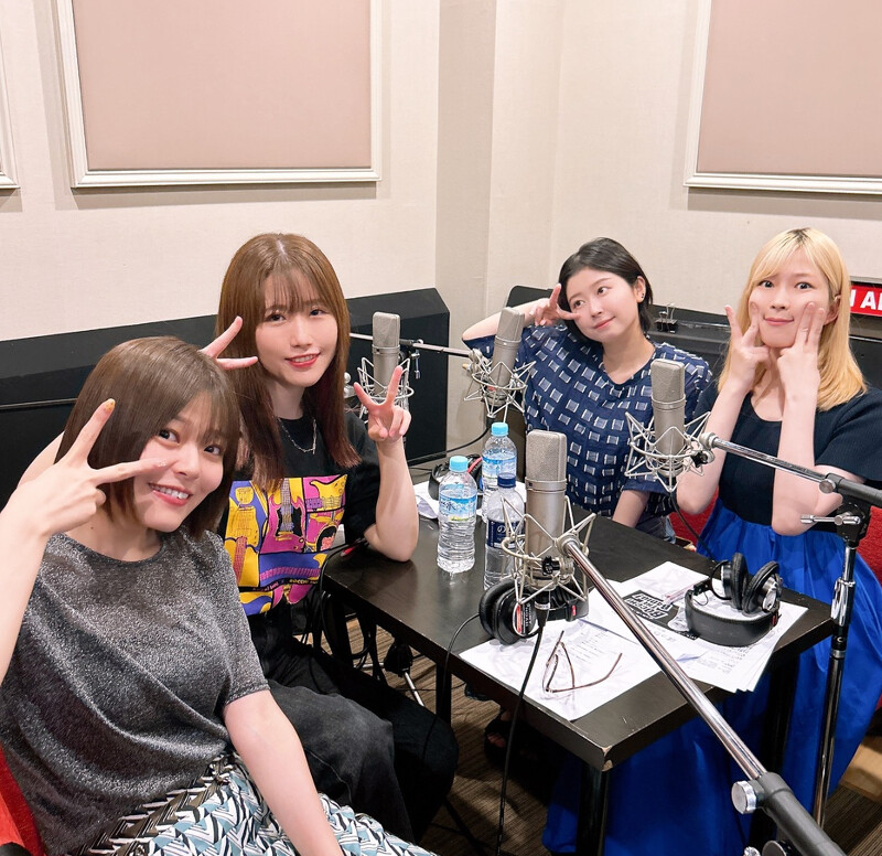 聲優(yōu)們上廣播節(jié)目開心合影， (由左至右)： 鈴代紗弓 (配音 伊地知虹夏)、長谷川育美 (配音 喜多郁代)、水野朔 (配音 山田涼)、青山吉能 (配音 后藤一里)（圖片來源：IG@btr_isosta）
