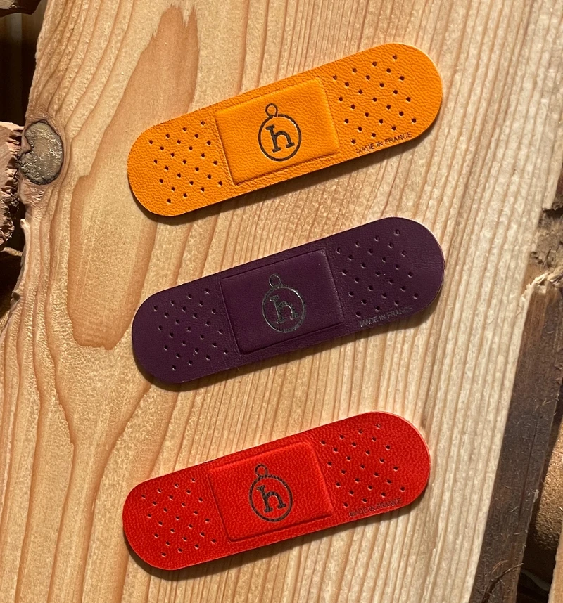 愛馬仕推出一式三款皮革OK繃。 愛馬仕推出一式三款皮革OK繃。