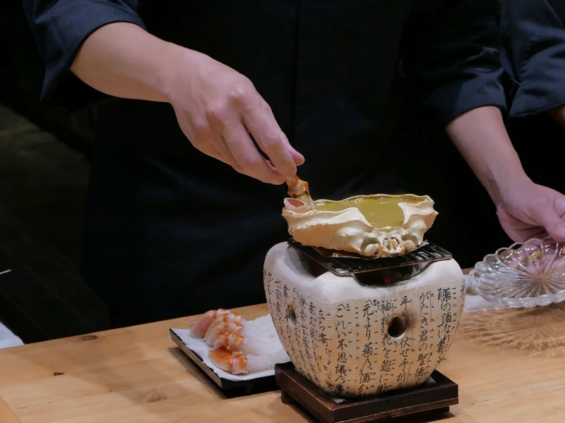 蟹腳以蟹膏慢慢煮至半熟狀態。 蟹腳以蟹膏慢慢煮至半熟狀態。