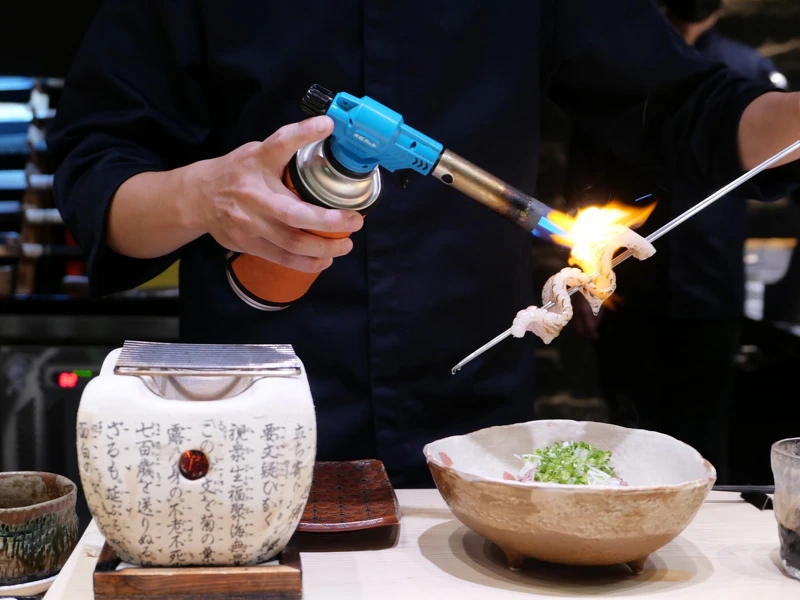 腦天要先以直火炙燒。 腦天要先以直火炙燒。