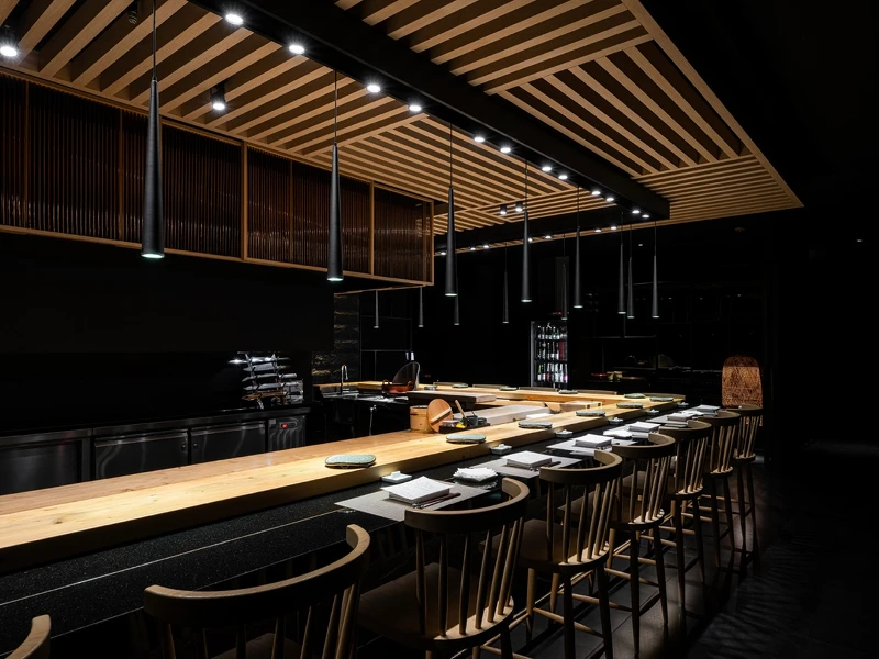 主空間以深色石材與木格柵構成,明暗之間保留了足夠的私密感。 主空間以深色石材與木格柵構成,明暗之間保留了足夠的私密感。