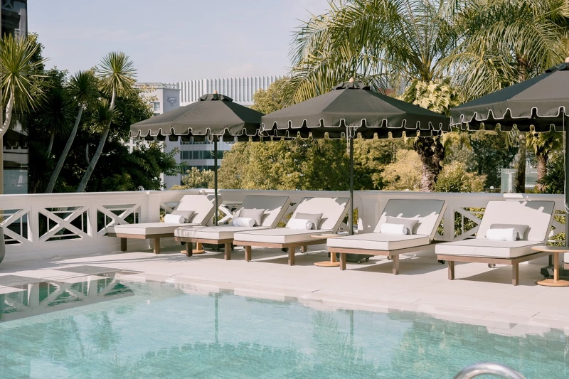 設有兩座戶外泳池。 設有兩座戶外泳池。