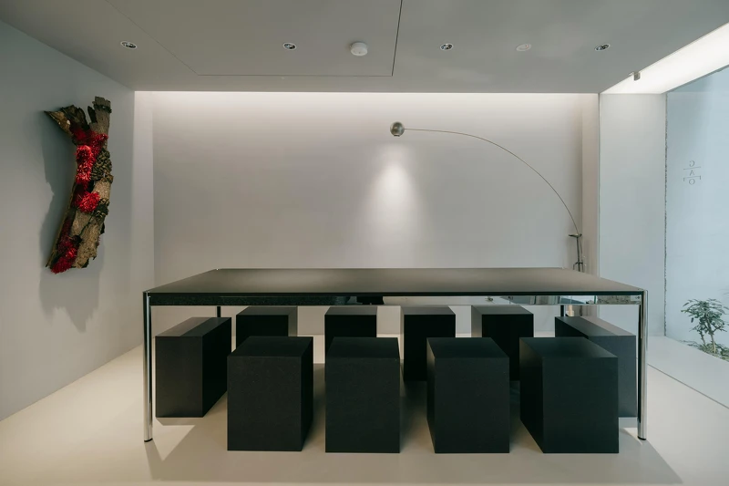 室内座位区邻着落地玻璃窗,引入自然光,明亮通透。 室内座位区邻着落地玻璃窗,引入自然光,明亮通透。