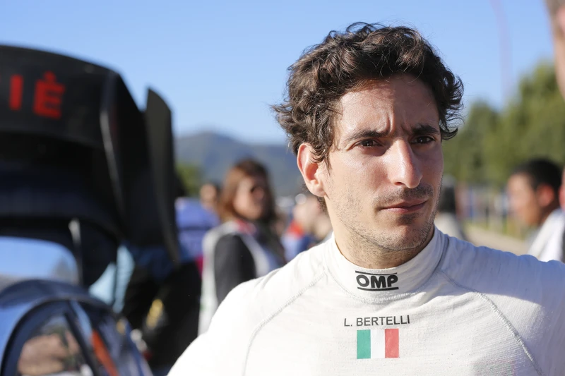 Lorenzo Bertelli是設計師Miuccia Prada長子，過往讓人熟悉的身分其實是世界越野錦標賽中義大利車隊賽車手。2017年才開始接任PRADA家族中的數位傳訊部門總監。