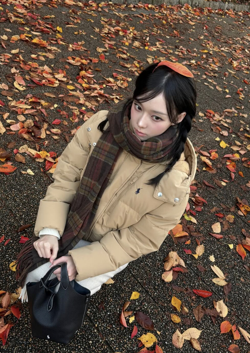 女團aespa成員Winter(金旼炡)可以說是髮型教科書擔當,他私底下也經常使用圍巾打造秋冬造型。 女團aespa成員Winter(金旼炡)可以說是髮型教科書擔當,他私底下也經常使用圍巾打造秋冬造型。