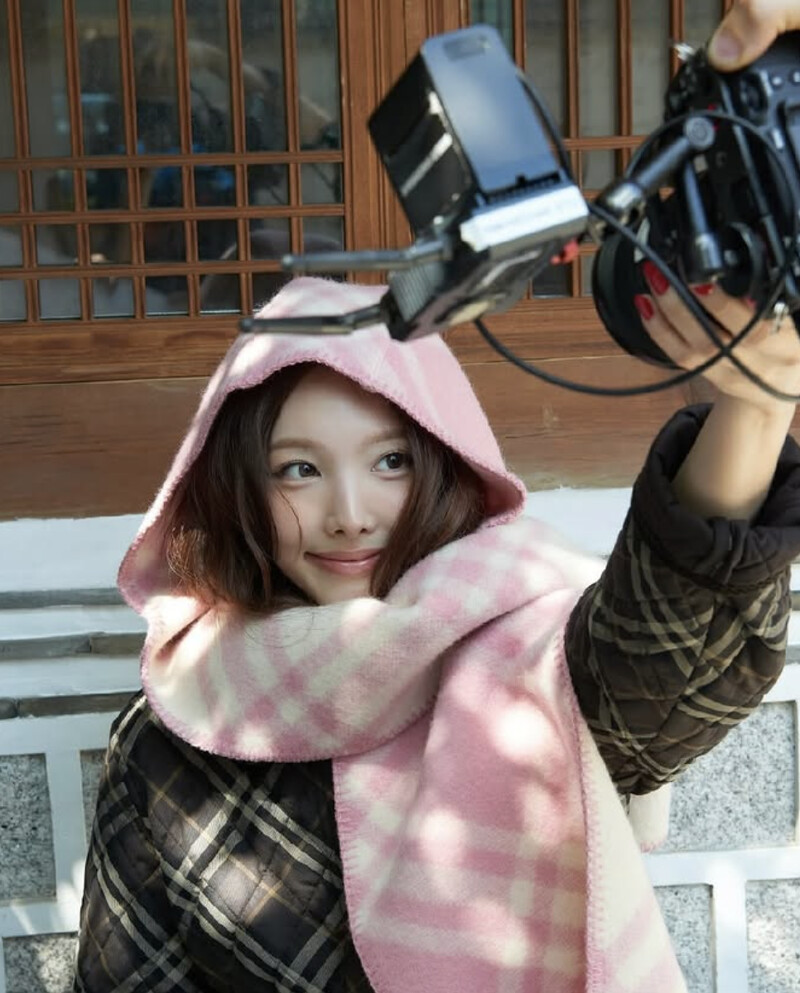 娜璉近日分享他穿戴Burberry的圍巾,選擇粉紅色的圍巾,讓他看起來更甜美更迷人了。 娜璉近日分享他穿戴Burberry的圍巾,選擇粉紅色的圍巾,讓他看起來更甜美更迷人了。