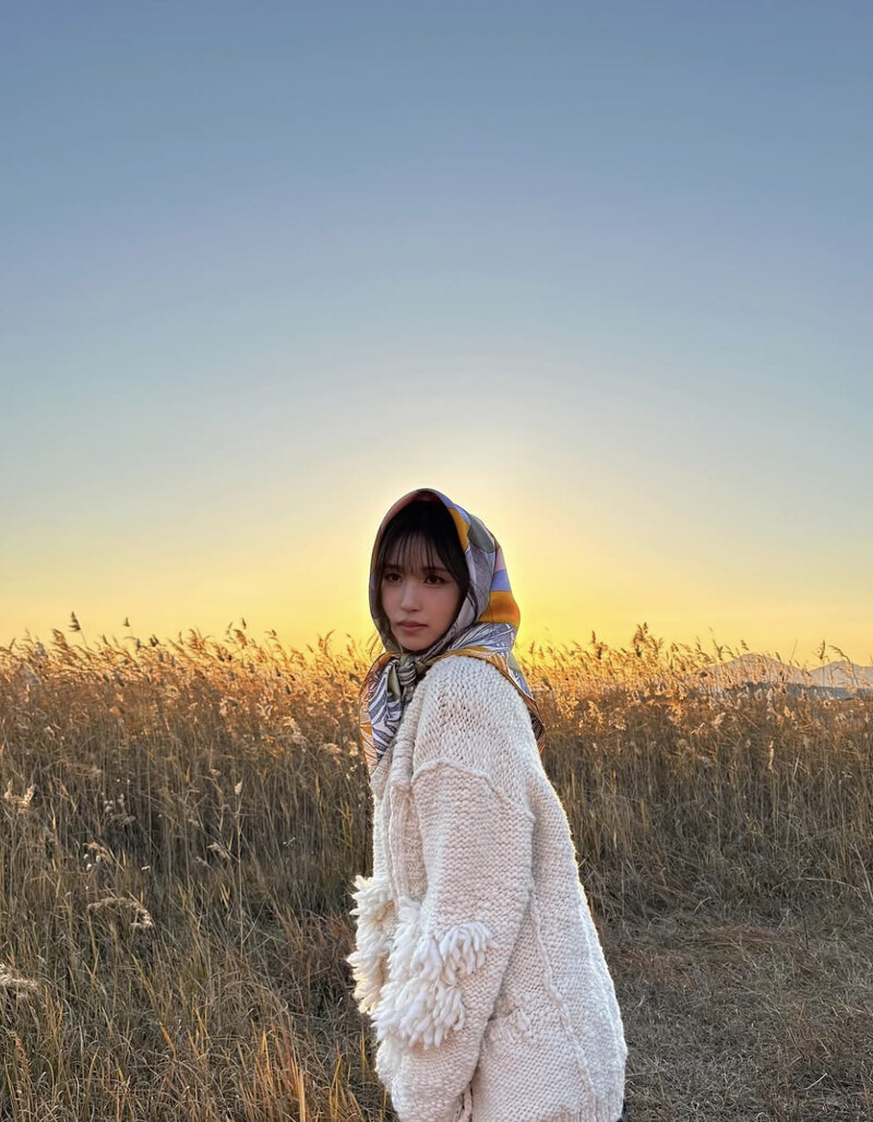 韓團TWICE成員Mina也將圍巾當頭巾使用,展現俏麗的樣子。 韓團TWICE成員Mina也將圍巾當頭巾使用,展現俏麗的樣子。