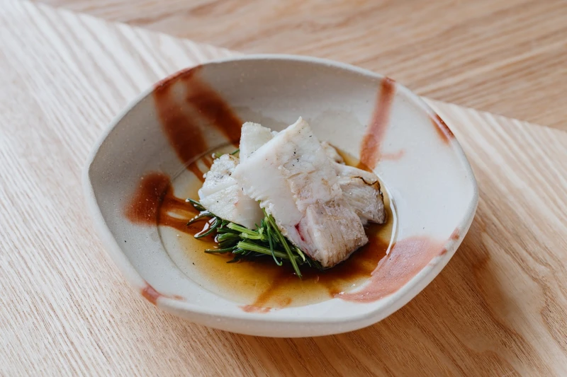 餐廳近期由在地餐廳「Tantan」料理長西村和樹所主理。