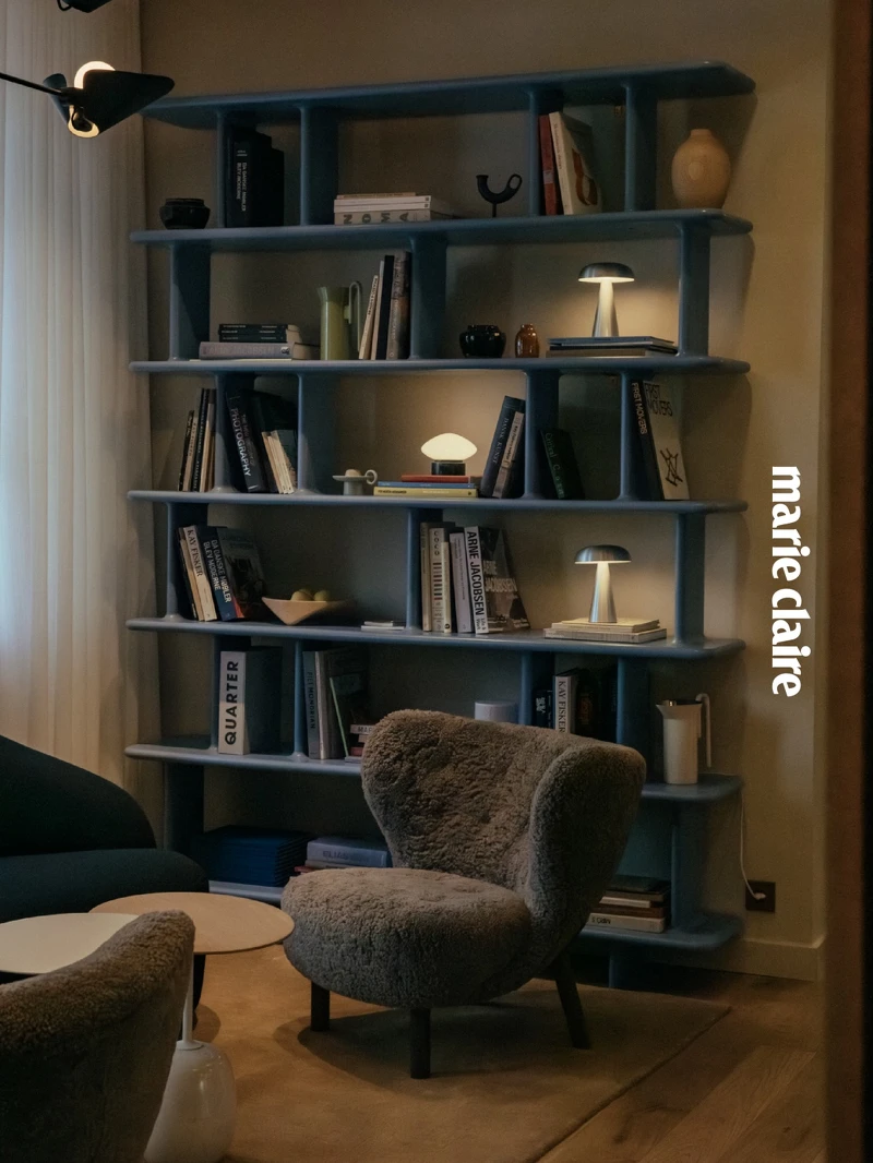 走进旅店,蓝色书架在木质感的建筑中非常抢眼,上面放着有关这个街区,以及许多丹麦建筑、设计的书籍,等候期间可以稍微停下来翻阅,为旅程增添一些灵感。 走进旅店,蓝色书架在木质感的建筑中非常抢眼,上面放着有关这个街区,以及许多丹麦建筑、设计的书籍,等候期间可以稍微停下来翻阅,为旅程增添一些灵感。