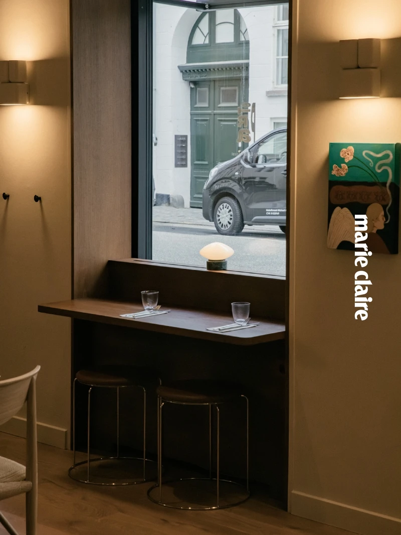 坐在窗边座位用餐,看着路人来来往往,还怪可爱的。 坐在窗边座位用餐,看着路人来来往往,还怪可爱的。