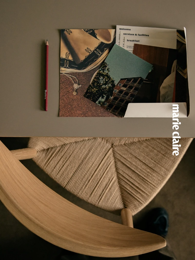 办公桌上只有小檯灯、铅笔、明信片、纸条,旁边有经典的 Petra 沙发,所有家具都是应应空间的需求而存在,善用空间,但不过于炫耀。 办公桌上只有小檯灯、铅笔、明信片、纸条,旁边有经典的 Petra 沙发,所有家具都是应应空间的需求而存在,善用空间,但不过于炫耀。