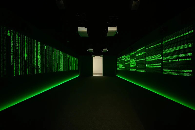 陳瀅如,〈聞山海〉,2025,複合媒材 10.2環繞聲道、9K雙頻道同步投影、氣味(天然精油),尺寸 7.2 × 10.8公尺(首展規格),原規劃與尺寸 14.2環繞聲道、8 × 12公尺,臺中市立美術館委託創作。攝影:ANPIS FOTO 王世邦 陳瀅如,〈聞山海〉,2025,複合媒材 10.2環繞聲道、9K雙頻道同步投影、氣味(天然精油),尺寸 7.2 × 10.8公尺(首展規格),原規劃與尺寸 14.2環繞聲道、8 × 12公尺,臺中市立美術館委託創作。攝影:ANPIS FOTO 王世邦