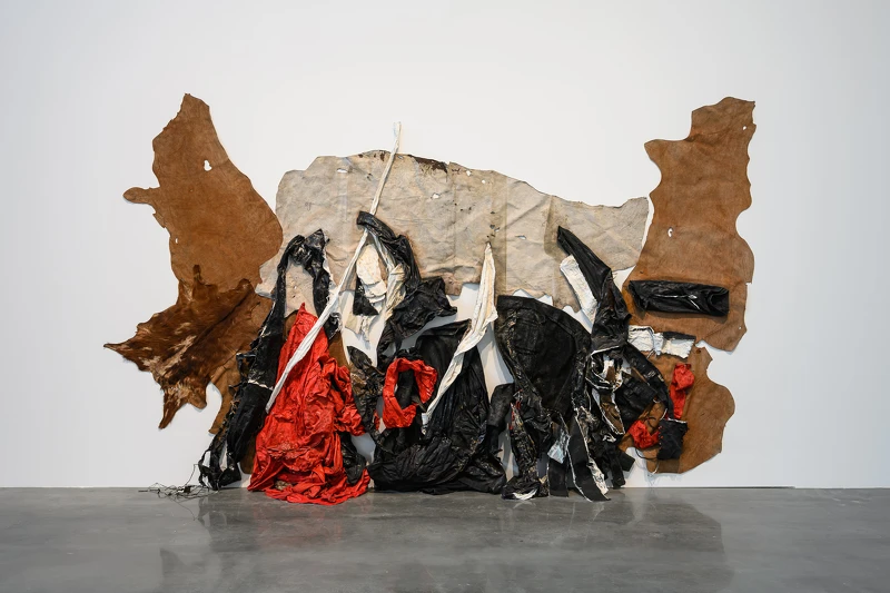 陳幸婉,〈大地之歌No.1〉,1996,複合媒材,245x456x80公分,臺中市立美術館典藏。攝影:ANPIS FOTO 王世邦 陳幸婉,〈大地之歌No.1〉,1996,複合媒材,245x456x80公分,臺中市立美術館典藏。攝影:ANPIS FOTO 王世邦