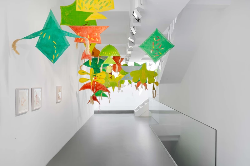 瓊・喬納斯 ,〈風中一線〉,2024,竹子、繩線、壓克力彩於紙,尺寸依場地而定,Courtesy of the artist and Gladstone Gallery 瓊・喬納斯 ,〈風中一線〉,2024,竹子、繩線、壓克力彩於紙,尺寸依場地而定,Courtesy of the artist and Gladstone Gallery