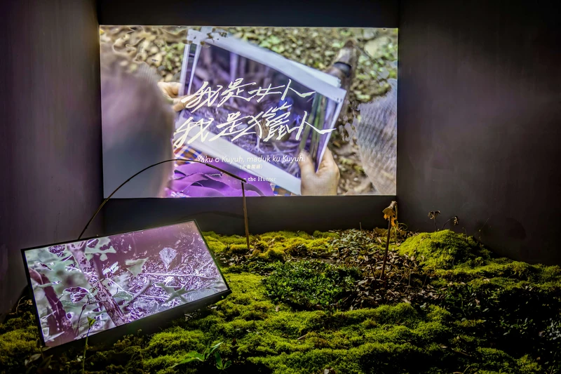 余欣蘭 Rngrang Hungul《我是女人,我是獵人》,2022,單頻道錄像裝置。圖片來源:藝術家提供。藝術家自藏。 余欣蘭 Rngrang Hungul《我是女人,我是獵人》,2022,單頻道錄像裝置。圖片來源:藝術家提供。藝術家自藏。