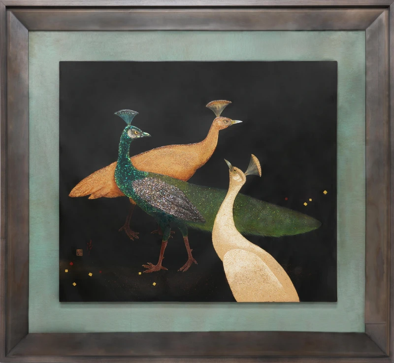 王清霜,〈佇聆孔雀〉,2001,天然漆、螺鈿、木板,畫心63.5 × 75公分,含框94.2 × 105.7公分,臺中市立美術館藏。 王清霜,〈佇聆孔雀〉,2001,天然漆、螺鈿、木板,畫心63.5 × 75公分,含框94.2 × 105.7公分,臺中市立美術館藏。