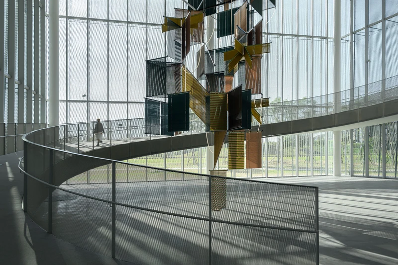 梁慧圭 ( Haegue Yang ),《流動奉獻-樹蔭三合》,2025,中美館委託製作。攝影:ANPIS FOTO 王世邦 梁慧圭 ( Haegue Yang ),《流動奉獻-樹蔭三合》,2025,中美館委託製作。攝影:ANPIS FOTO 王世邦