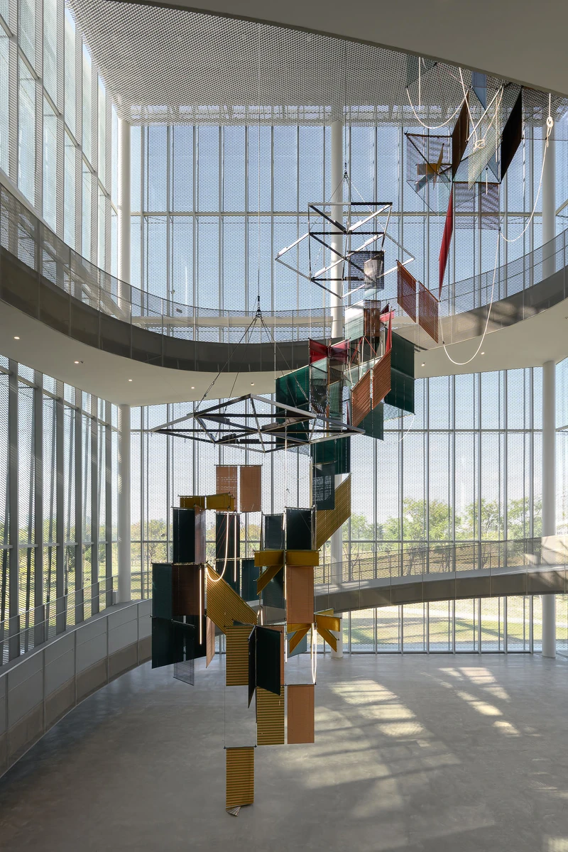 梁慧圭 ( Haegue Yang ),《流動奉獻-樹蔭三合》,2025,中美館委託製作。攝影:ANPIS FOTO 王世邦 梁慧圭 ( Haegue Yang ),《流動奉獻-樹蔭三合》,2025,中美館委託製作。攝影:ANPIS FOTO 王世邦