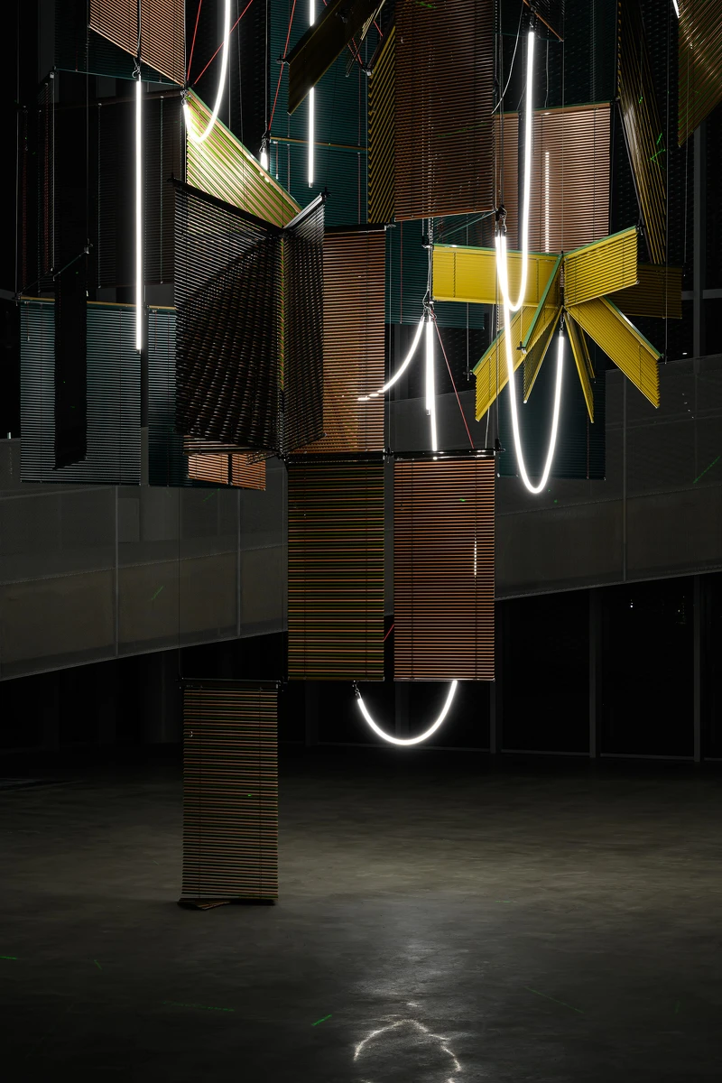 梁慧圭 ( Haegue Yang ),《流動奉獻-樹蔭三合》,2025,中美館委託製作。攝影:ANPIS FOTO 王世邦 梁慧圭 ( Haegue Yang ),《流動奉獻-樹蔭三合》,2025,中美館委託製作。攝影:ANPIS FOTO 王世邦