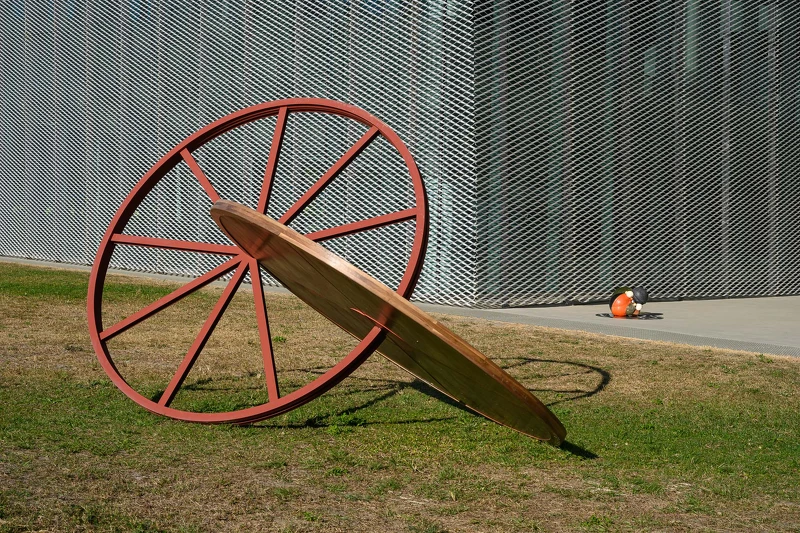 鄭素英,〈輪中之輪 I& II〉,2025,不鏽鋼、木頭、彩繪,玻璃、瓷器、塑膠,收集自中國、日本與韓國海域的浮標,拋光不鏽鋼面板。約 0.9 × 0.9 × 0.4 公尺,臺中市立美術館委託創作,藝術家自藏。攝影:ANPIS FOTO 王世邦 鄭素英,〈輪中之輪 I& II〉,2025,不鏽鋼、木頭、彩繪,玻璃、瓷器、塑膠,收集自中國、日本與韓國海域的浮標,拋光不鏽鋼面板。約 0.9 × 0.9 × 0.4 公尺,臺中市立美術館委託創作,藝術家自藏。攝影:ANPIS FOTO 王世邦