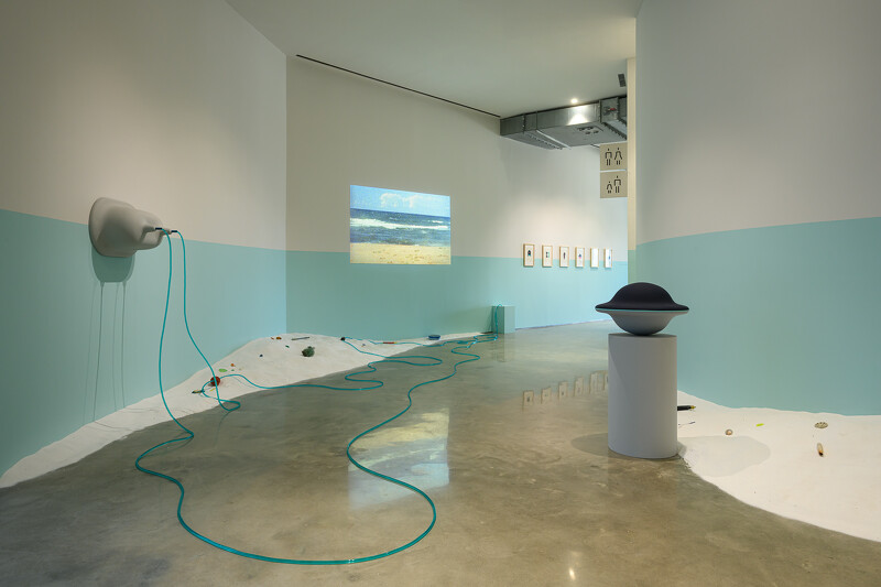 鈴木悠哉,〈在最後之物的世界〉,2025,混合媒材裝置_攝影、繪畫、影像、植物、沙、水、以水性樹脂製作的立體物件、壓克力顏料、保麗龍、鋼、木材、 馬達、海洋廢棄物;尺寸依空間場合而定,藝術家自藏,臺中市立美術館委託創作。攝影:ANPIS FOTO 王世邦 鈴木悠哉,〈在最後之物的世界〉,2025,混合媒材裝置_攝影、繪畫、影像、植物、沙、水、以水性樹脂製作的立體物件、壓克力顏料、保麗龍、鋼、木材、 馬達、海洋廢棄物;尺寸依空間場合而定,藝術家自藏,臺中市立美術館委託創作。攝影:ANPIS FOTO 王世邦