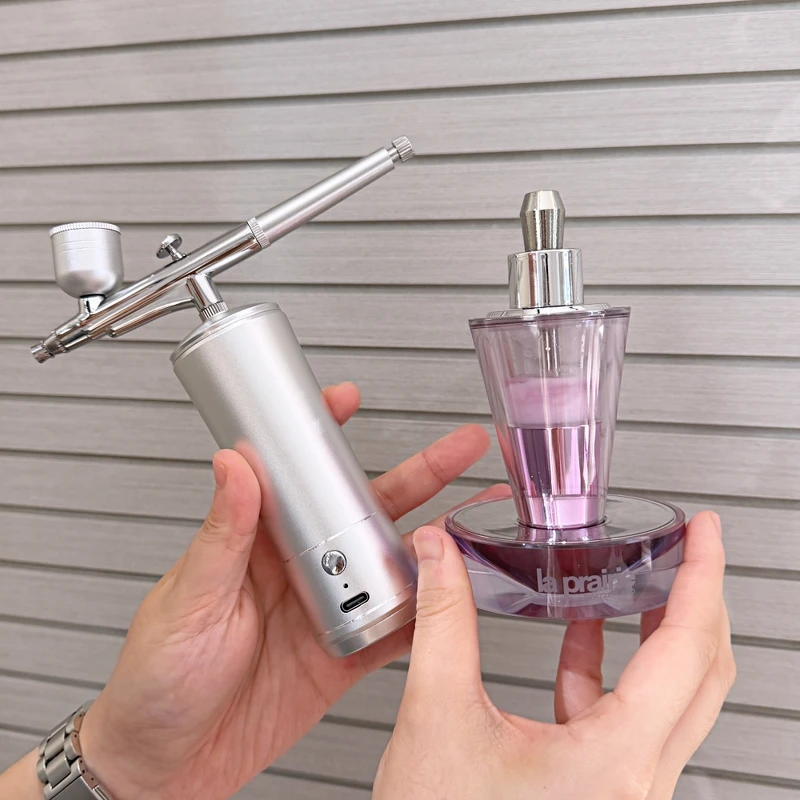 La Prairie鉑金臻稀活萃安瓶,搭配霧化機使用,吸收更有感。 La Prairie鉑金臻稀活萃安瓶,搭配霧化機使用,吸收更有感。