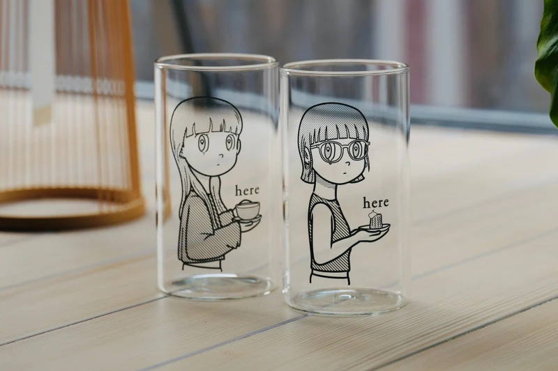 玻璃杯。 玻璃杯。