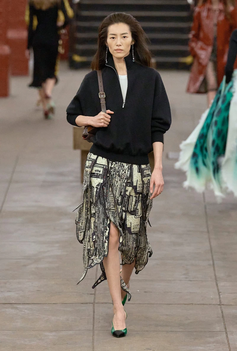 半拉鍊上衣簡約俐落，非常百搭。