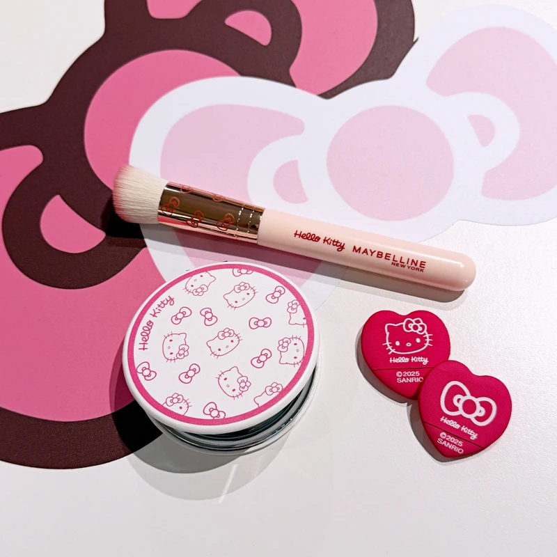 媚比琳x Hello Kitty滿額贈中的粉潮多功能美妝刷、粉潮雙面隨身鏡、粉潮手指粉撲。
