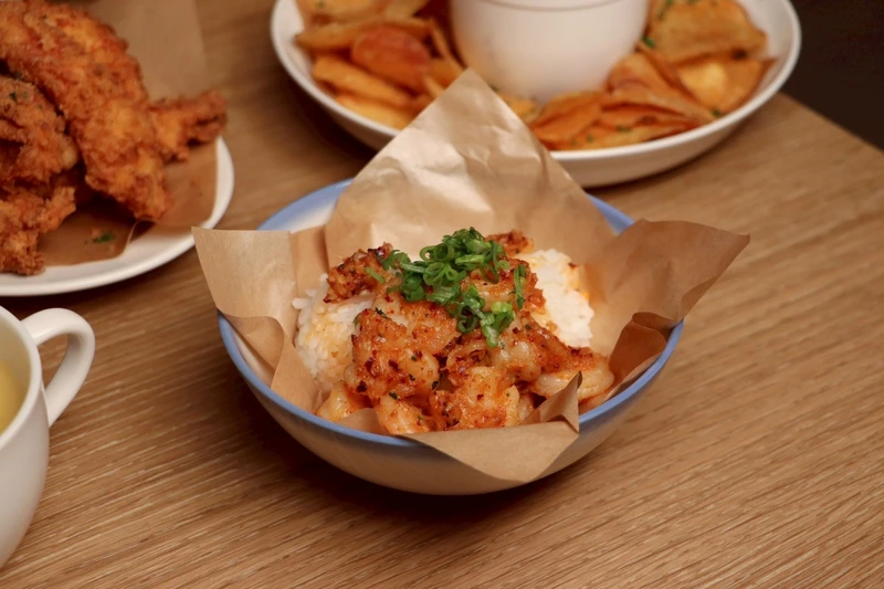 介于台南虾仁饭与塔可饭(Taco Rice)之间的。 介于台南虾仁饭与塔可饭(Taco Rice)之间的。