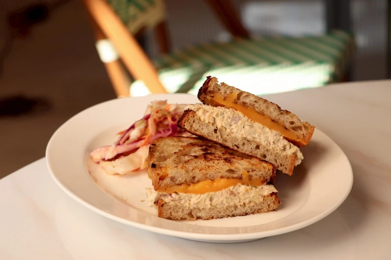 採用台南名店时实酸种麵包製作的。 採用台南名店时实酸种麵包製作的。