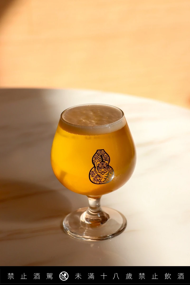 除了啤酒还有汲饮调酒可供选择。 除了啤酒还有汲饮调酒可供选择。