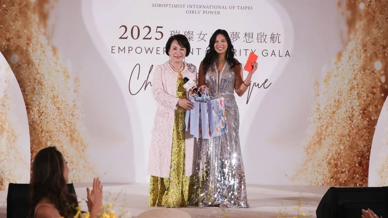 由左至右：国际兰馨交流协会中华民国总会总监施秉慧、 台北市女力国际兰馨交流协会会长冯有薇。