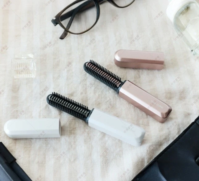 KOIZUMI mini瀏海梳，比手掌還小的14cm設計，雙排梳構造可瞬間加熱，快速救急亂髮，NT1,490。