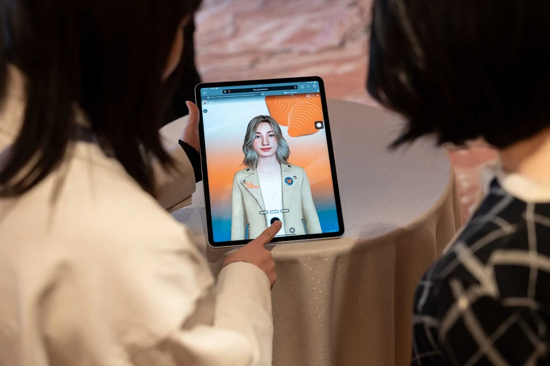 全台艺博会首家导入 Perxona AI Avatar 智慧助理的，透过数位互动，让观众与藏家即时查询展会资讯与作品亮点。