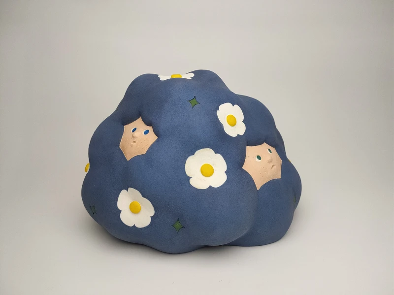 郭舒凡 _ Shu Fan KUO _ 1988 _ Taiwan 花开时 - 一簇花 Whe&hellip; of Flowers 33.5 x 32 x 21 cm 陶瓷 Ceramics 2025