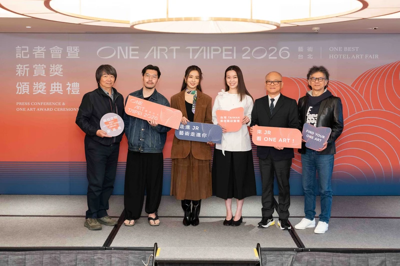 评审团合影，（左二至四）由卵形有限公司 平面设计师 叶忠宜、演艺表演者周晓涵、HAY Taiwan 总经理 陈曼婷 组成，将从空间叙事、作品呈现与观展体验三大面向评选年度最具突破性的展间。