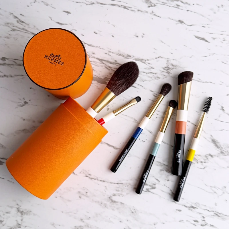 Hermès 愛馬仕Les Voyageurs限量版攜帶式化妝刷。