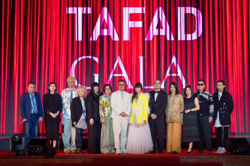 (圖說，左至右) TAFAD GALA 台灣服飾設計師協會理事成員合照：榮譽理事長林國基老師代表林國川、伊林娛樂創意活動事業部執行副總經理曹慧如、Daniel Wong、許艷玲、潘怡良、葉珈伶、康泰納仕樺舍集團董事總經理CM劉震紳、台灣服飾設計師協會執行長溫筱鴻、理事長竇騰璜、蔡麗玉、徐明美、陳俊良、周裕穎。