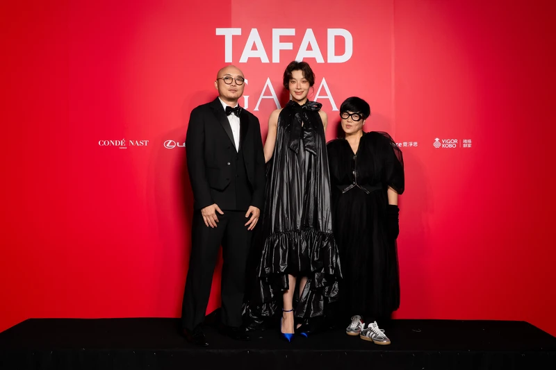 2025 TAFAD GALA 理事長竇騰璜DOUCHANGLEE（左起）與蔡淑臻與設計師張李玉菁。