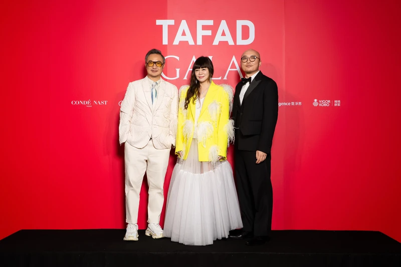 康泰納仕樺舍集團董事總經理劉震紳（左起）與發起人暨執行長溫筱鴻與協會理事長竇騰璜老師。