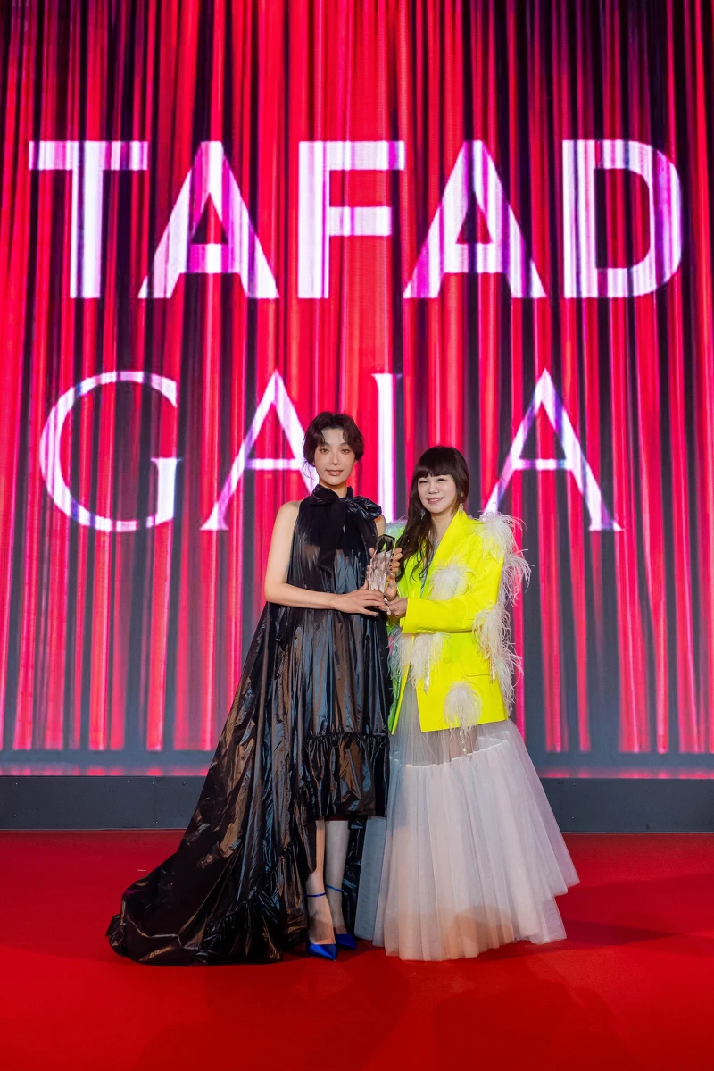 金鐘視后蔡淑臻出席 2025 TAFAD GALA, 代時尚教母陳婉若領取傑出時尚貢獻獎，與TAFAD GALA發起人暨TAFAD執行長溫筱鴻合影留念。