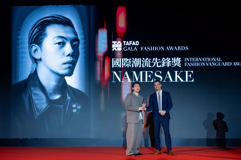 街潮時尚代表品牌NAMESAKE榮獲2025 TAFAD GALA FASHION AWARD國際潮流先鋒獎肯定，由創意總監Steve代表領獎。