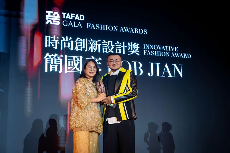 時尚設計師簡國彥BOB JIAN榮獲 2025 TAFAD FASHION AWARD「時尚創新設計獎」肯定，與頒獎人蔡麗玉設計師合影留念。