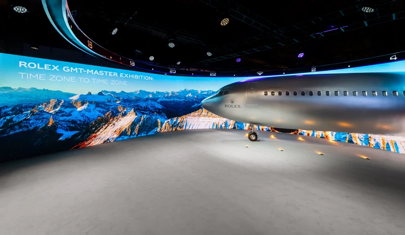 勞力士 GMT-Master「穿越時區」展覽中的 3D 飛機裝置,重現 1950 年代航空場景,呼應 GMT-Master 腕錶問世的時代背景。